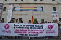 Un centenar de personas reclama en Valladolid respeto por los derechos LGBT