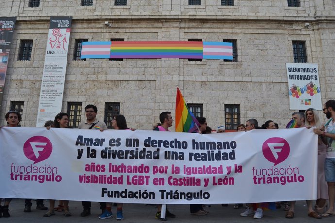 Valladolid. Despliegue de la bandera del arcoíris en San Benito