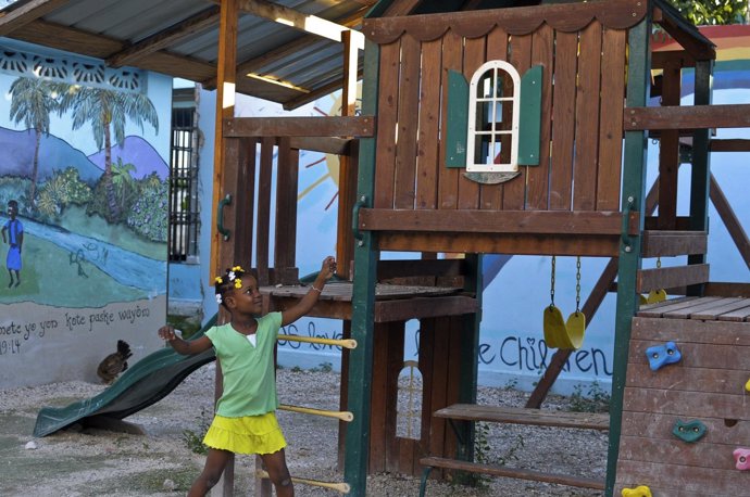 Una niña haitiana juega en un orfanato en Puerto Príncipe, Haití