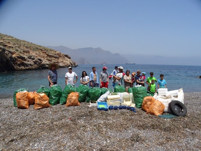 Voluntarios de ANSE limpian el litoral protegido de la Muela-Cabo Tiñoso