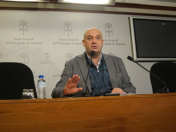 El diputado de Foro Asturias, Pedro Leal, en rueda de prensa