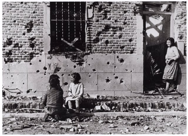 Niños jugando frente a la fachada del edificio. Otoño de 1936.
