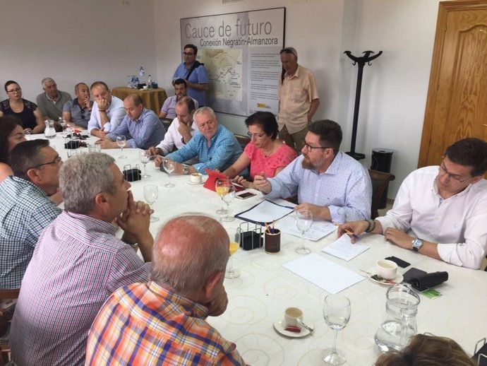 Reunión del consejero para exigir garantías del agua a 24.000 hectáreas