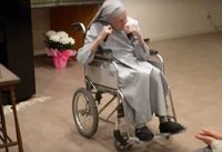 Una misionera española en Japón celebra sus 110 años tocando con castañuelas 'Que viva España'