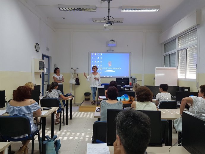 El curso se ha centrado en acercar la Administración Electrónica a las usuarias.