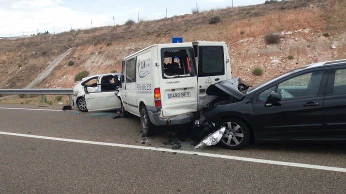 Tres vehículos han colisionado en un accidente en Fuentes de Ebro