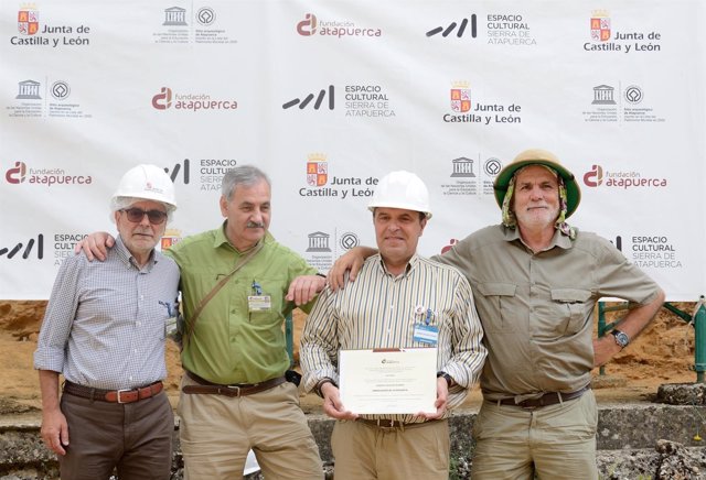 Burgos.- Alberto Velasco recibe el diploma que le acredita embajador