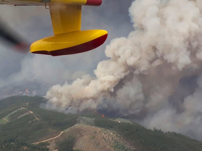 Hidroavión sobre uno incendio en Portugal