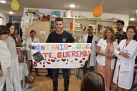 El artista palmeño Antonio José visita a los niños ingresados en el Hospital Reina Sofía de Córdoba y canta para ellos