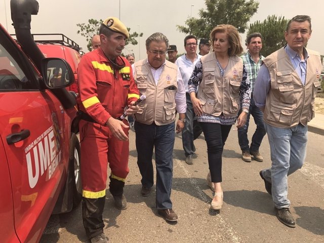 Los ministros Juan Ignacio Zoido y Fátima Báñez en el incendio de Moguer