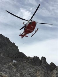 El helicóptero rescata a dos senderistas perdidos en Picos