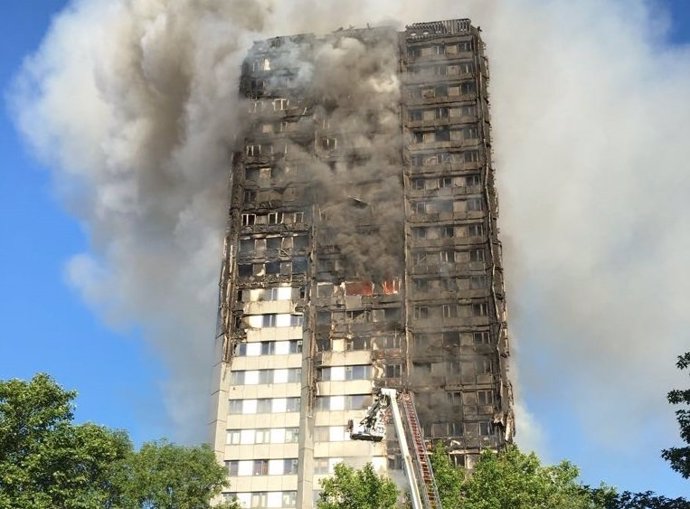 El edificio Grenfell Tower de Londres en llamas