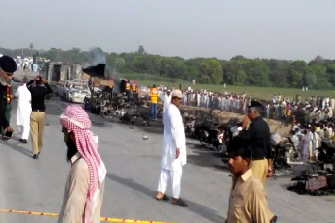 Explosión camión cisterna deja 140 muertos en Pakistán