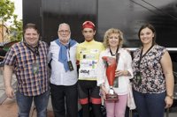 Tezanos y Ruiz entregan el premio al ganador de la Vuelta Internacional al Besaya 