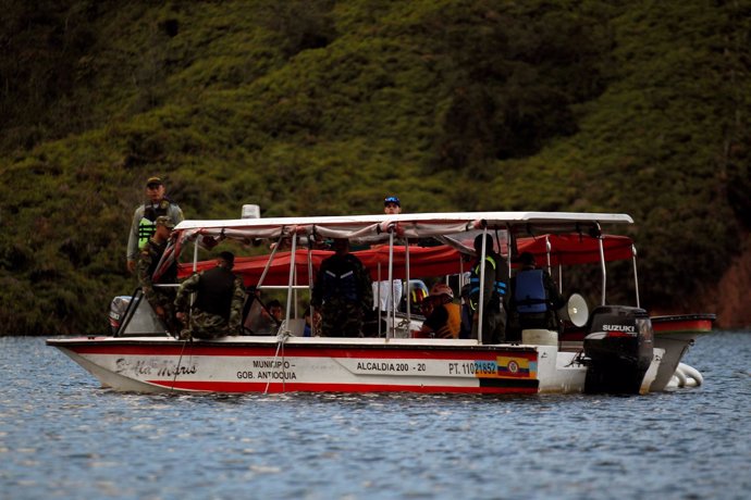 Búsqueda de víctimas tras hundirse una embarcación den Guatapé (Colombia)