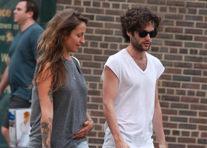 Penn Badgley y Domino Kirke/CORDON PRESS
