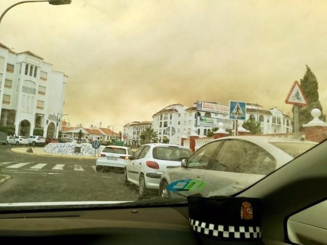 Humo del incendio de Moguer visto desde Matalascañas.