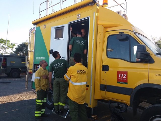 Efectivos trabajan en el incendio junto a Doñana