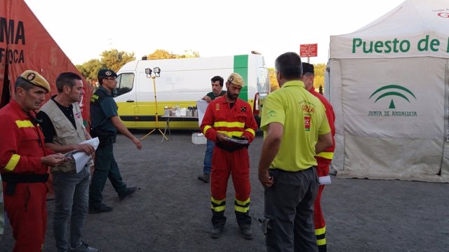 Efectivos en el puesto de mando avanzado en Mazagón (Moguer). 