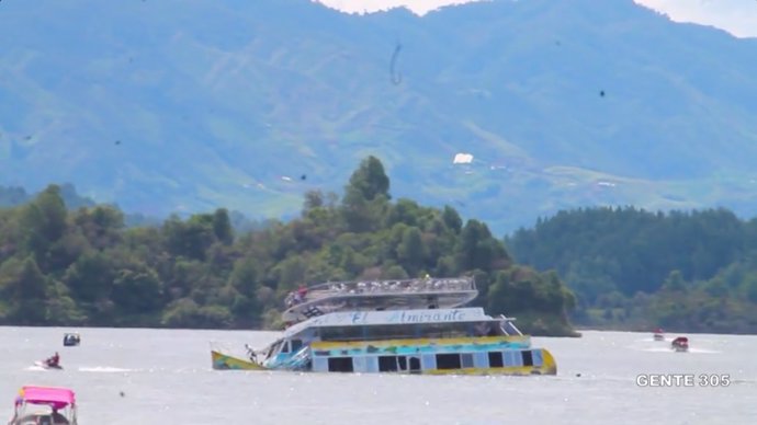 Hundimiento de una embarcación en Guatapé (Colombia)