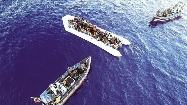 El buc 'Eithne' rescata desenes d'immigrants en el Mediterrani