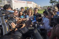 Báñez confía en que el incendio esté hoy controlado y lanza un mensaje de "prudencia y tranquilidad"