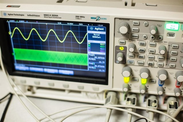 La fecuencia del sonido es transmitida desde micrófonos ultrasónicos