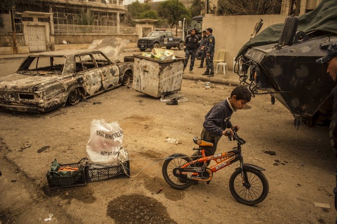 Un niño en una calle de Mosul