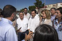 Moreno alaba la coordinación entre administraciones en el incendio y confía en tener "noticias positivas"