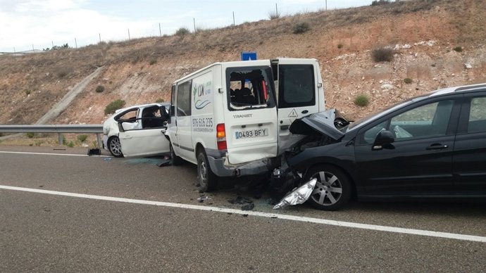 Tres vehicles han col·lisionat en un accident 
