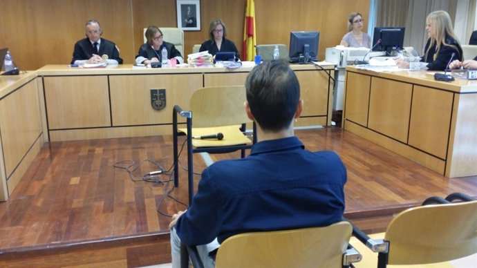 Juicio de acusado de disparar a un niño desde ventana