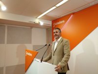 Cs cree que Govern y Gobierno se "tiran la pelota" sobre las colas del Aeropuerto de El Prat