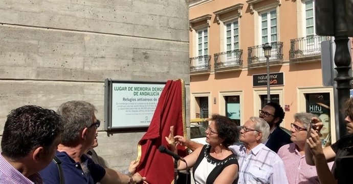 Fernández descubre la placa que señaliza los refugios como lugar de la memoria