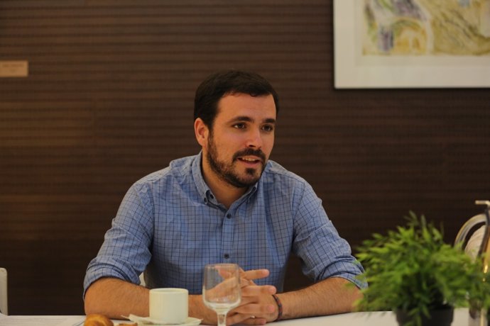 Alberto Garzón ofrece un desayuno informativo