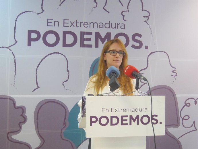 La portavoz de Podemos Extremadura, Marta Bastos, en rueda de prensa