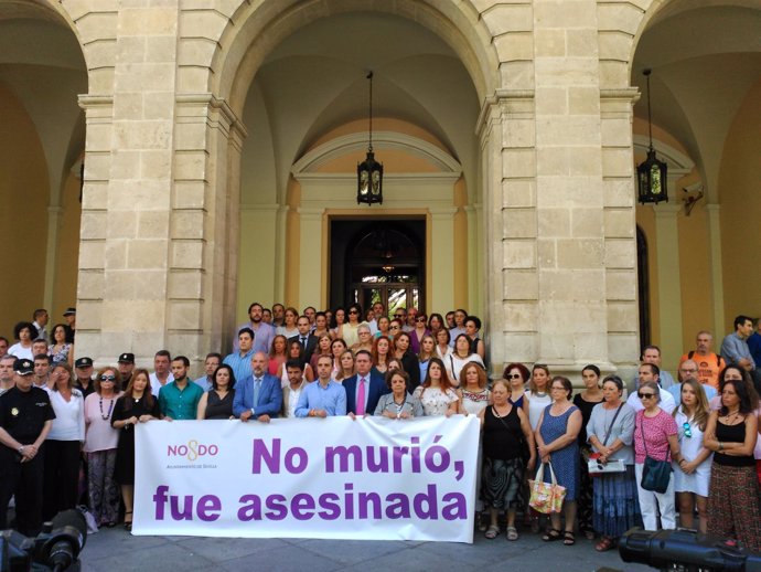 Minuto de silencio ante el Ayuntamiento de Sevilla