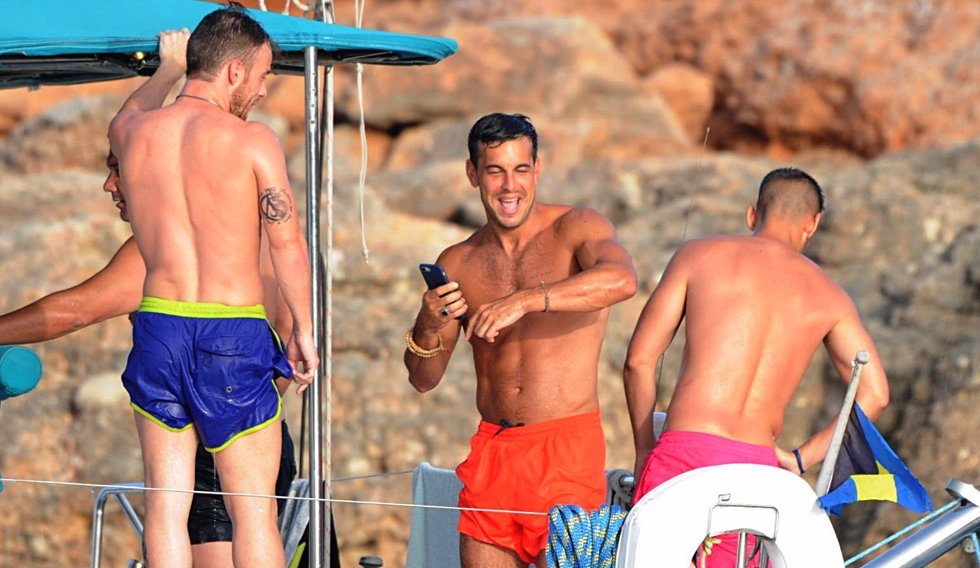 Mario Casas con amigos se divierte en Ibiza