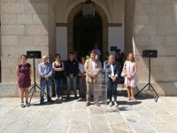Vara y Elena Nevado guardan un minuto de silencio en Cáceres en recuerdo a las víctimas de violencia de género