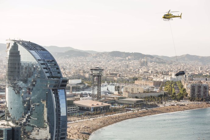 Seat Arona penjat d'un helicòpter a Barcelona