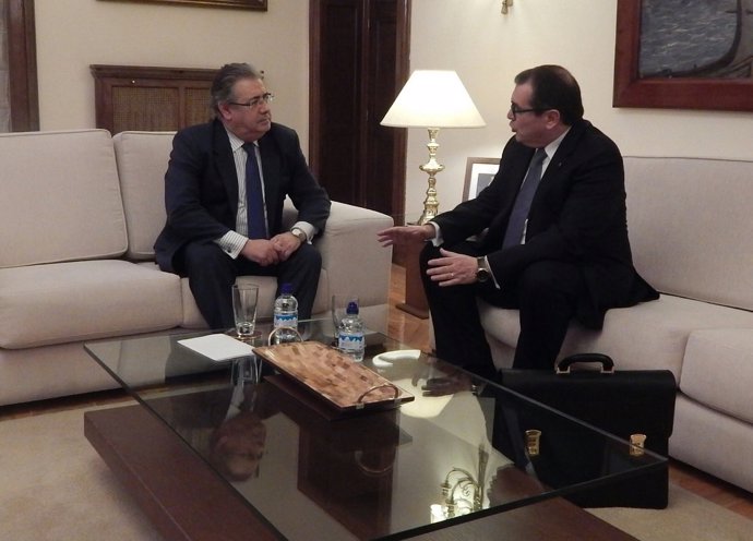 Reunión entre el ministro J.I.Zoido y el conseller J.Jané (ARCHIVO)