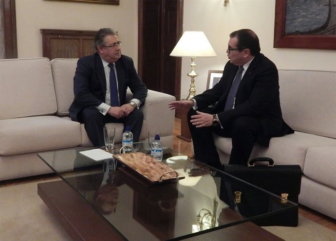 Reunió entre el ministre J.I.Zoido i l'conseller J.Jané (ARXIU)
