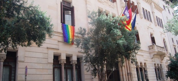 El Parlament cuelga la bandera arcoíris por el Día del Orgullo Lgtbi