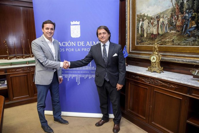 Javier Aureliano García y Antonio Vila, presidente de 'Universo Accesible'.