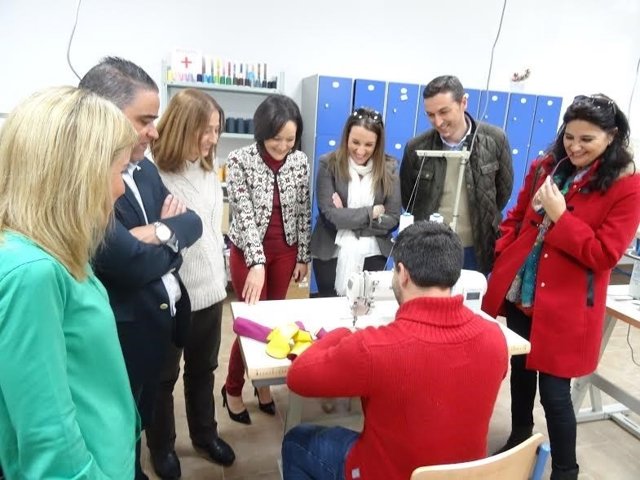 Rafi Crespín y Esther Ruiz (centro) visitan un centro educativo