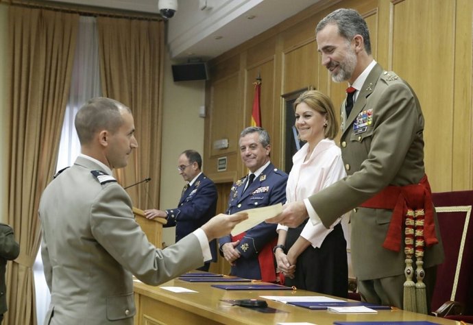 El Rey en una entrega de diplomas en el CESEDEN