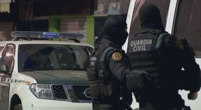 Agentes de la Guardia Civil en una operación en Melilla 