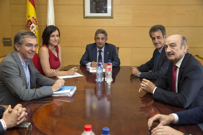 Reunión del presidente de Cantabria con la alcaldesa de Santander