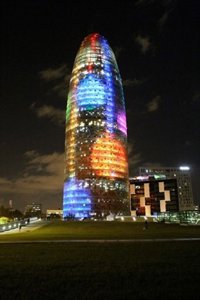 La Torre Agbar se iluminará este miércoles con los colores de la bandera LGTBI