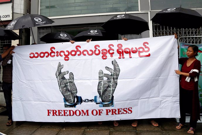 Periodistas sujetan una pancarta por la libertad de prensa