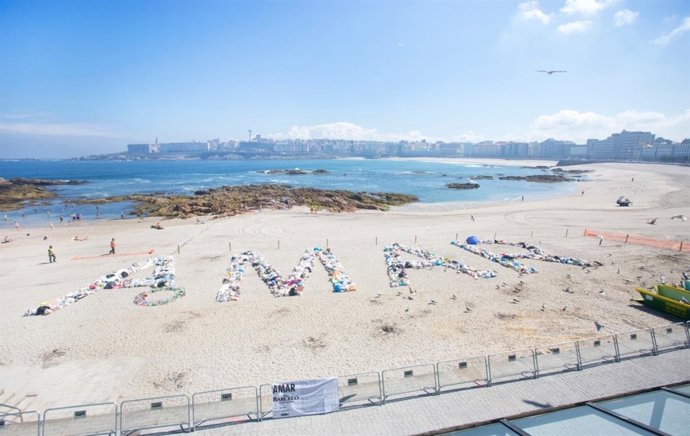Ron Barceló y Basurama crean 'Amar el mar' con la basura de la noche de San Juan